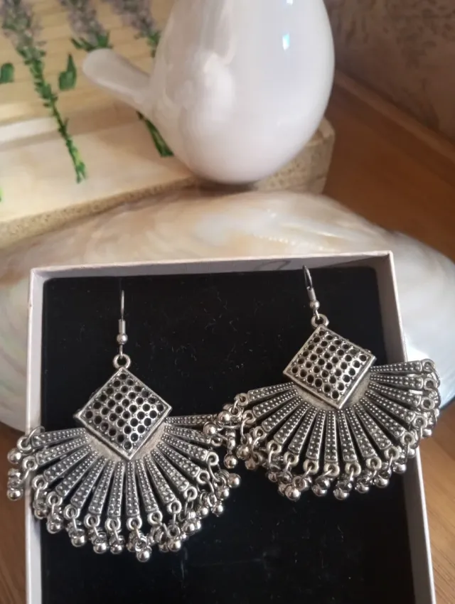 Pendientes plateados estilo abanico