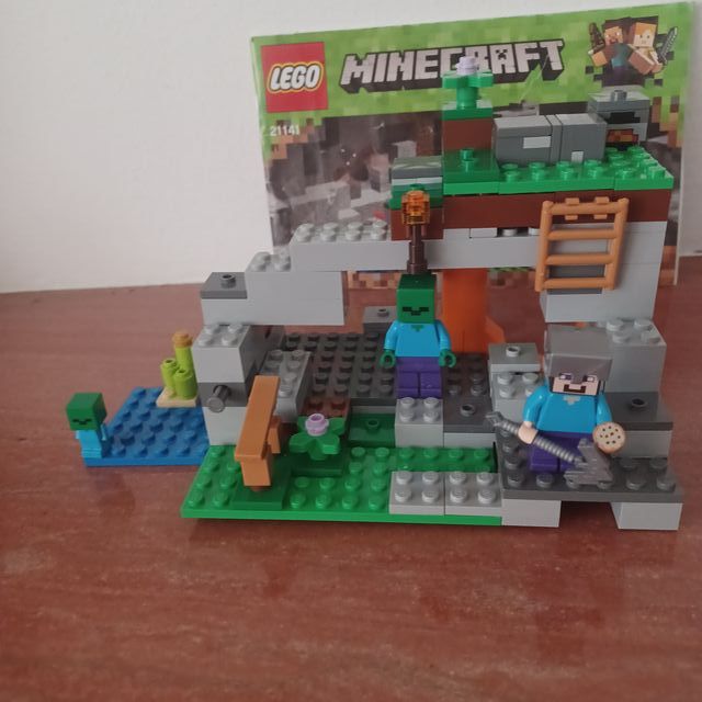 LEGO Minecraft Set 21141 La Cueva del Zombie