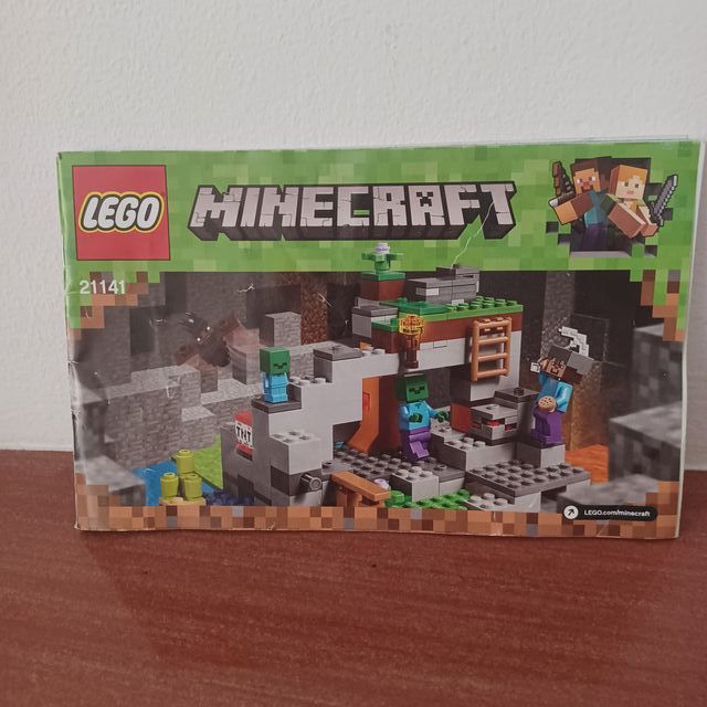 LEGO Minecraft Set 21141 La Cueva del Zombie