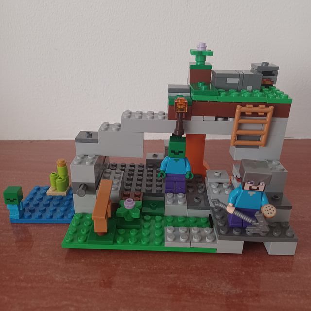 LEGO Minecraft Set 21141 La Cueva del Zombie