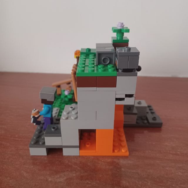 LEGO Minecraft Set 21141 La Cueva del Zombie