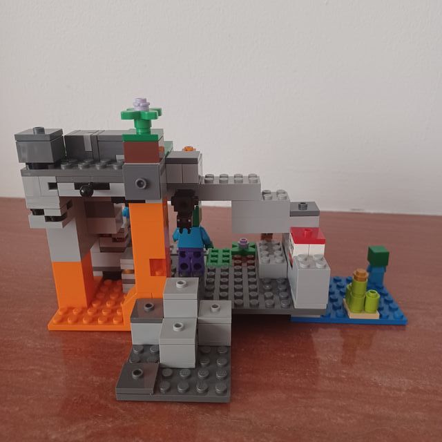 LEGO Minecraft Set 21141 La Cueva del Zombie