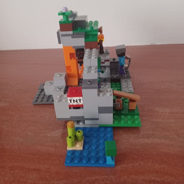 LEGO Minecraft Set 21141 La Cueva del Zombie