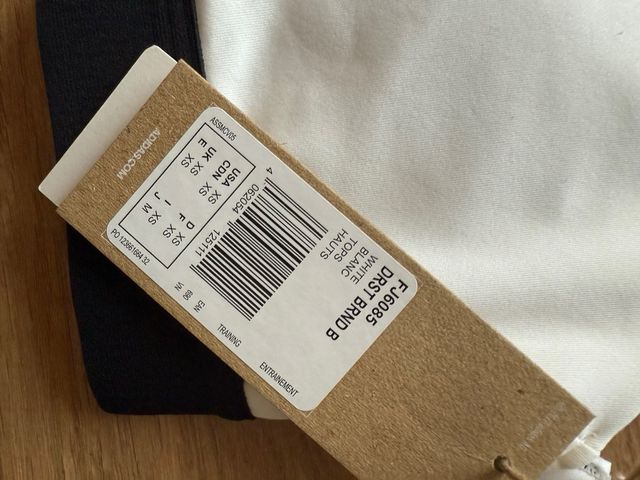 Sujetador deportivo Adidas blanco y negro
talla XS