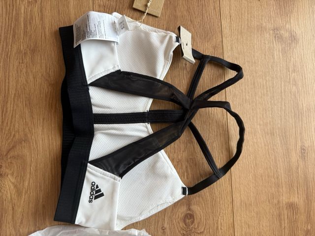 Sujetador deportivo Adidas blanco y negro
talla XS