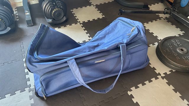 Maleta de viaje azul con ruedas