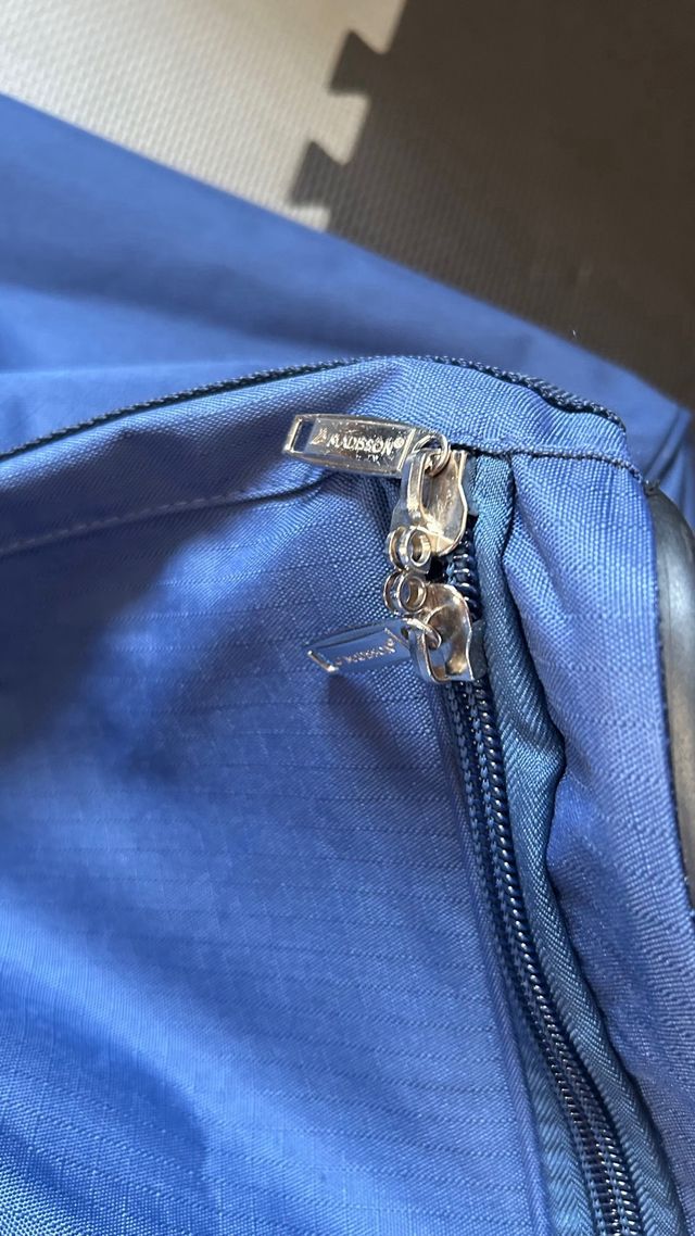 Maleta de viaje azul con ruedas