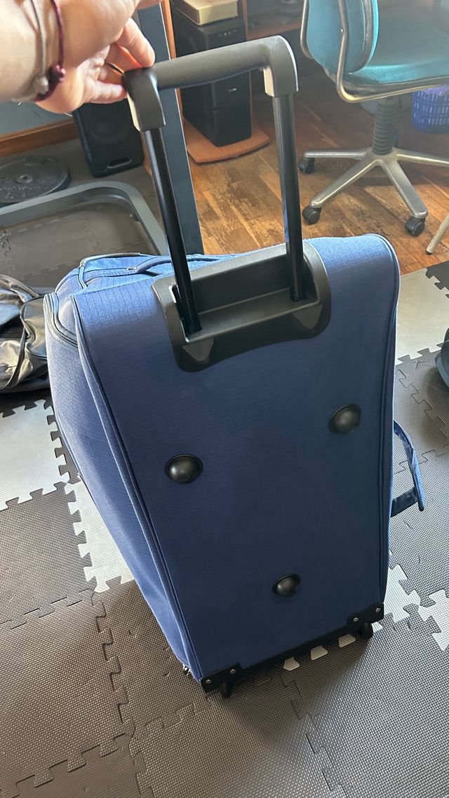 Maleta de viaje azul con ruedas