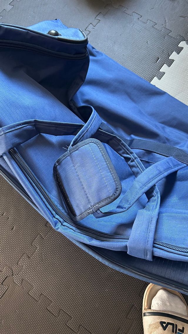 Maleta de viaje azul con ruedas