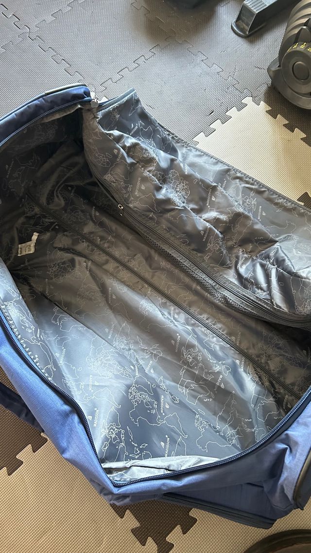 Maleta de viaje azul con ruedas