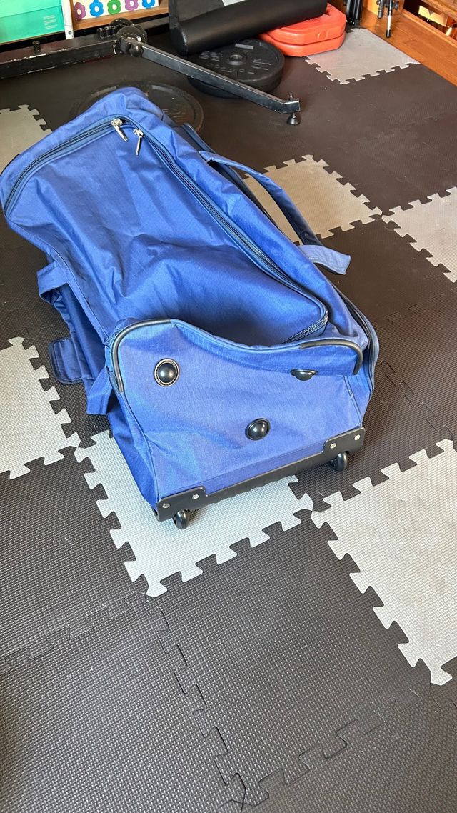 Maleta de viaje azul con ruedas