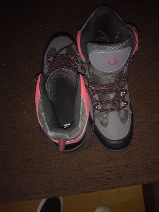 Botas de senderismo grises y rojas