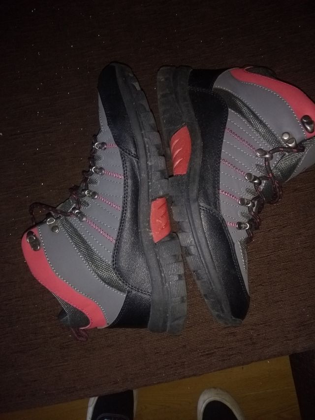 Botas de senderismo grises y rojas