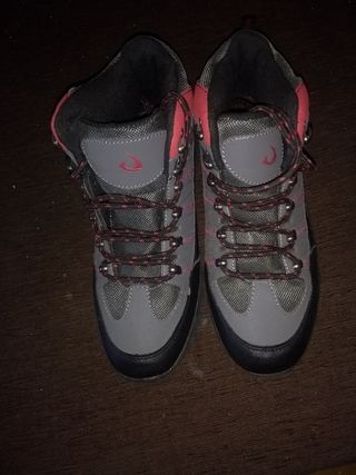 Botas de senderismo grises y rojas