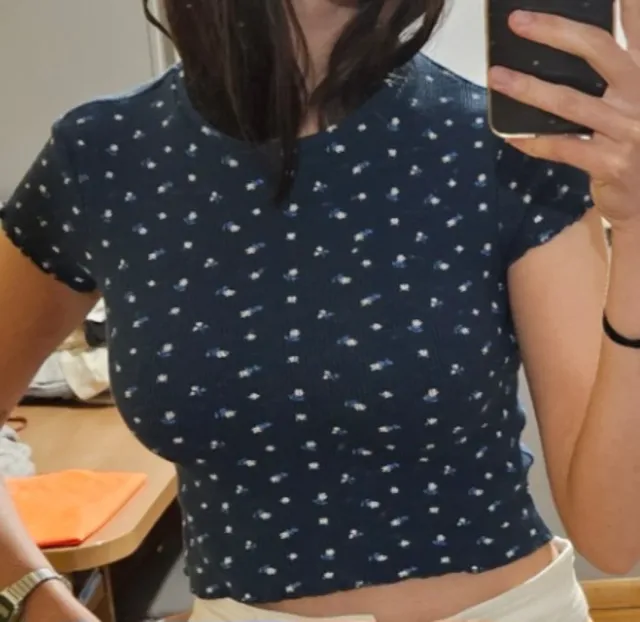 Camiseta Pull&Bear floral azul y blanco Talla S