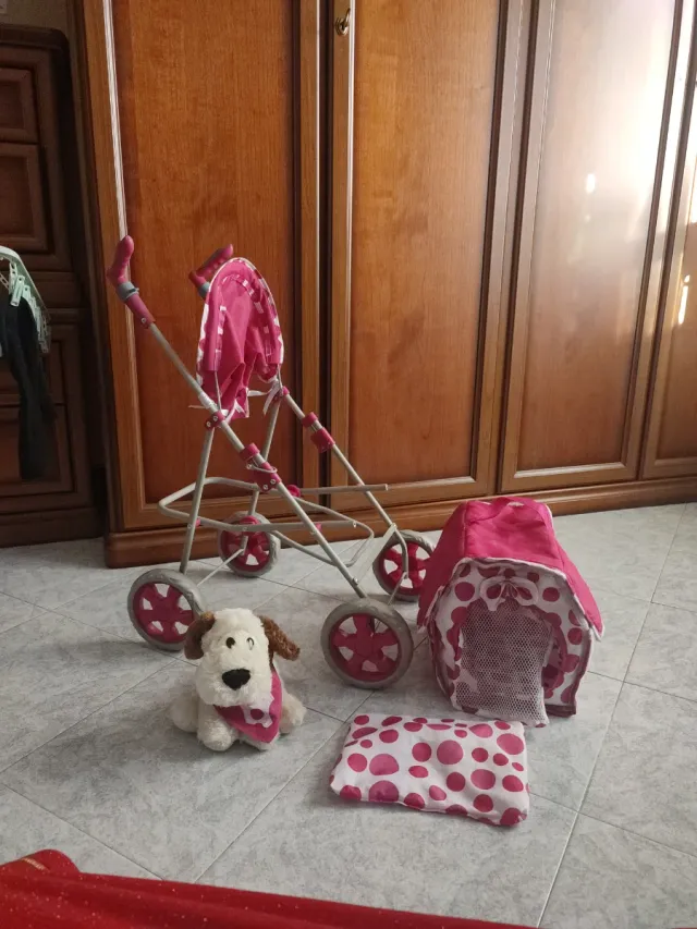 Passeggino giocattolo, cuccia e cagnolino