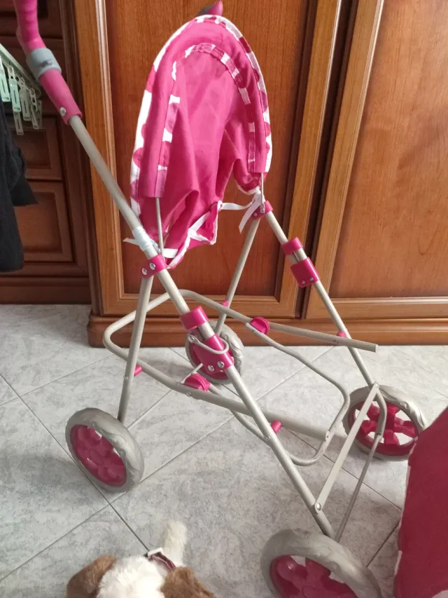 Passeggino giocattolo, cuccia e cagnolino