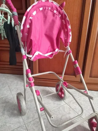 Passeggino giocattolo, cuccia e cagnolino