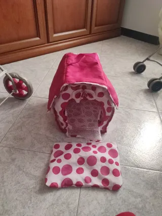 Passeggino giocattolo, cuccia e cagnolino