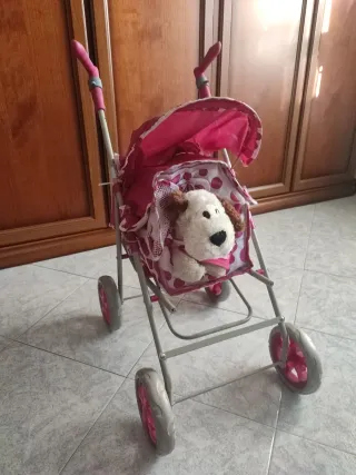 Passeggino giocattolo, cuccia e cagnolino