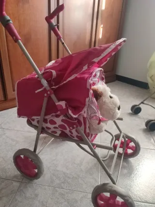 Passeggino giocattolo, cuccia e cagnolino