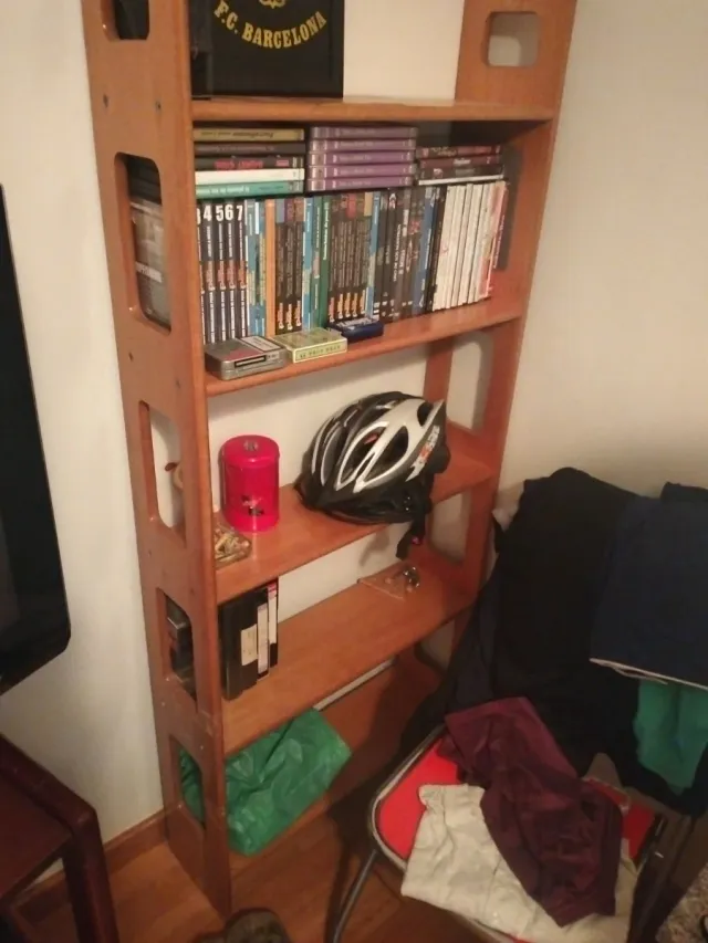 Estantería de madera marrón