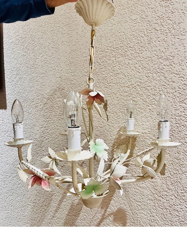 Lámpara de metal con flores y hojas