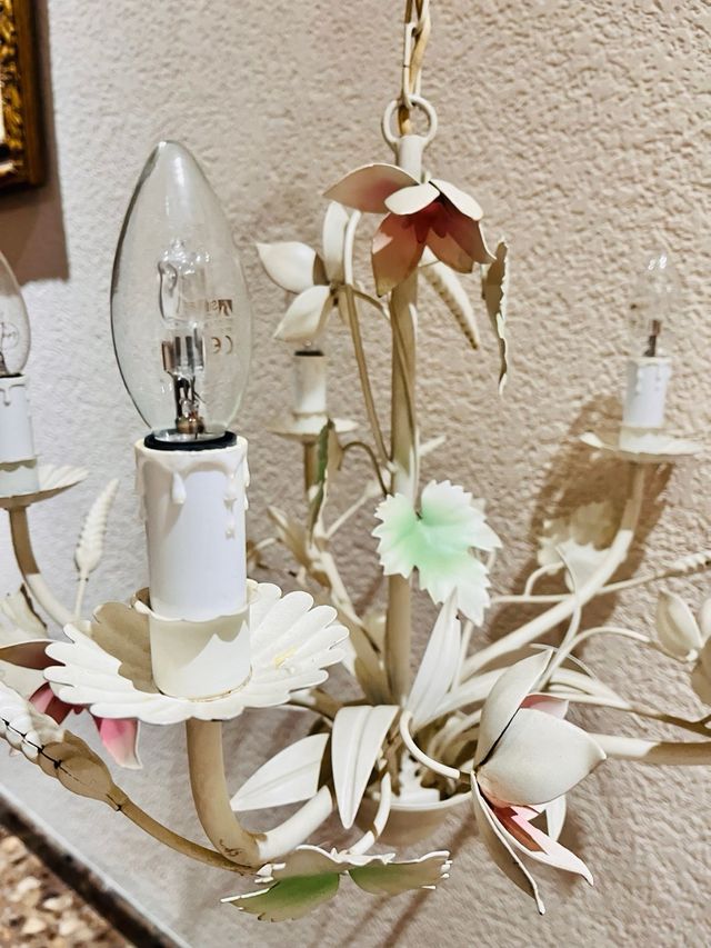 Lámpara de metal con flores y hojas