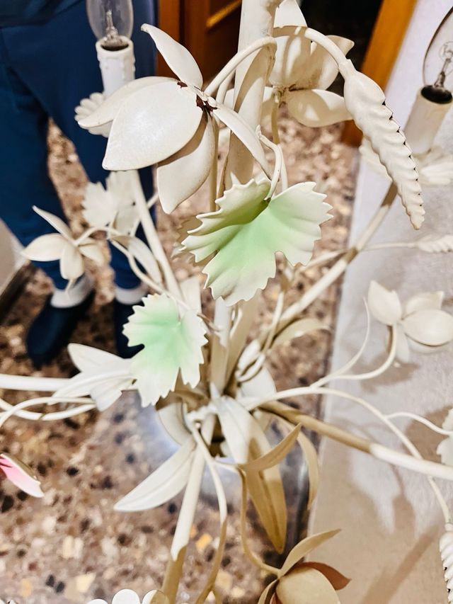 Lámpara de metal con flores y hojas