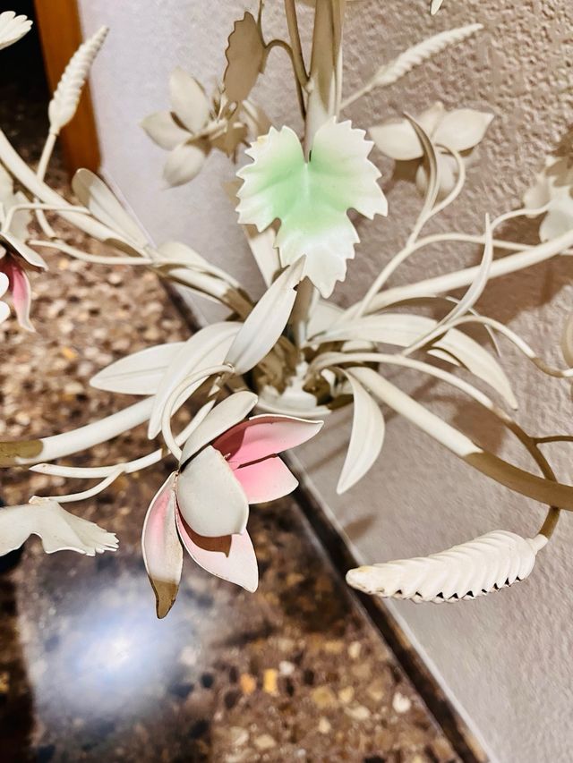 Lámpara de metal con flores y hojas