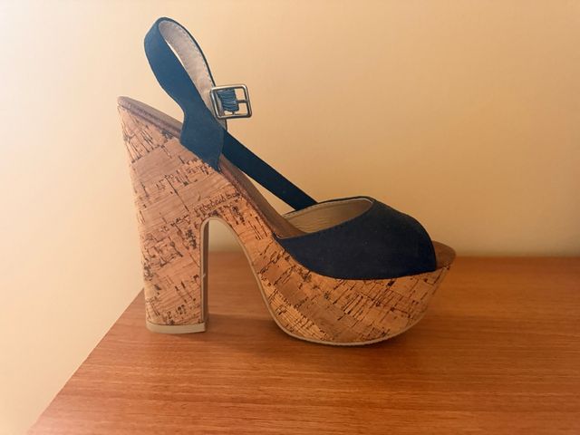 Sandalias tacón alto con plataforma.