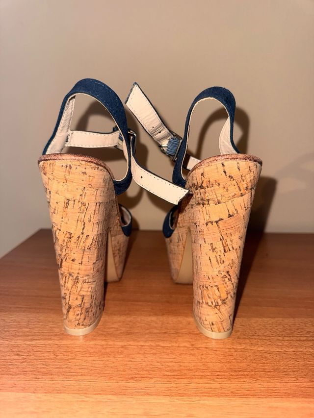 Sandalias tacón alto con plataforma.