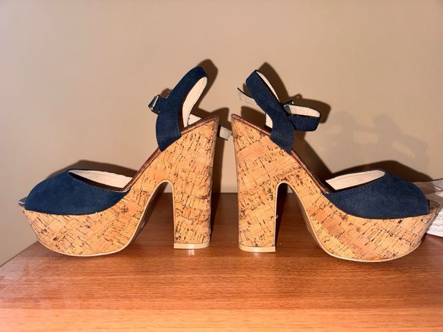 Sandalias tacón alto con plataforma.