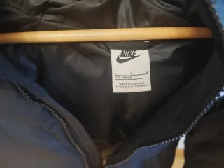 Abrigo deportivo Nike + abrigo Stradivarius