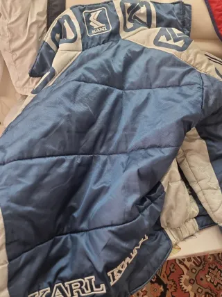 Cazadora Karl Kani Talla M Azul y Blanca