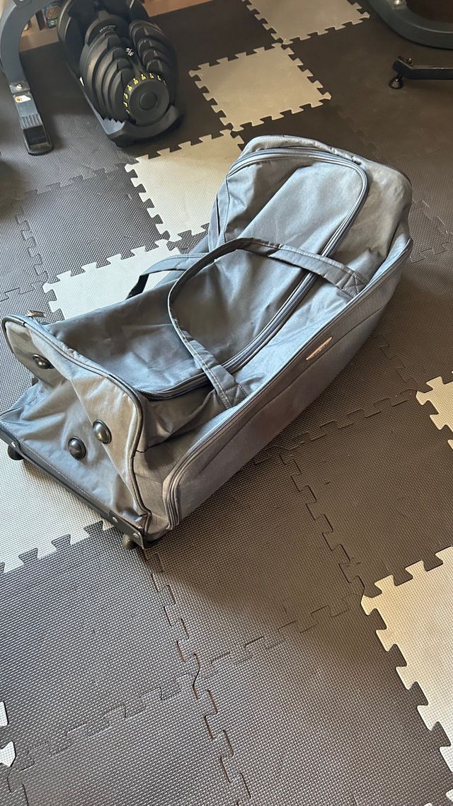 Maleta de viaje gris con ruedas