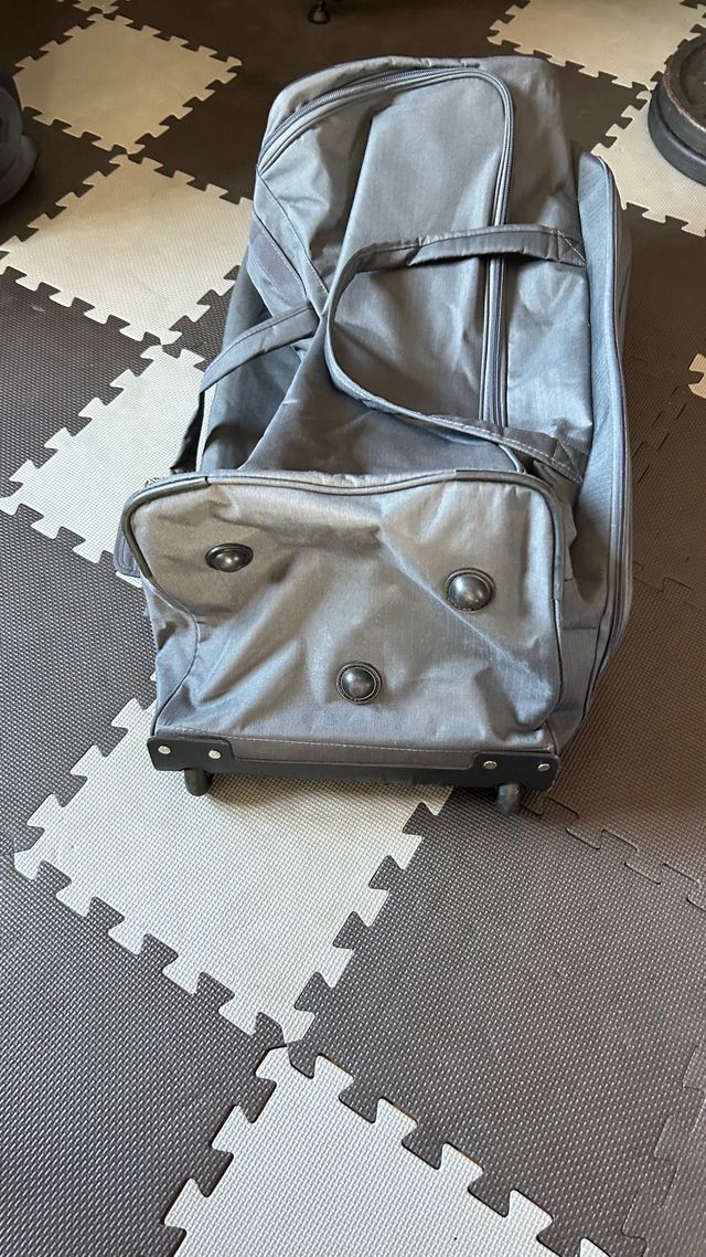 Maleta de viaje gris con ruedas