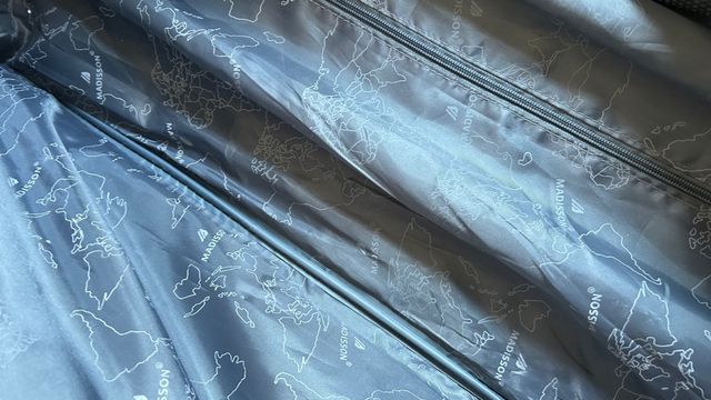 Maleta de viaje gris con ruedas