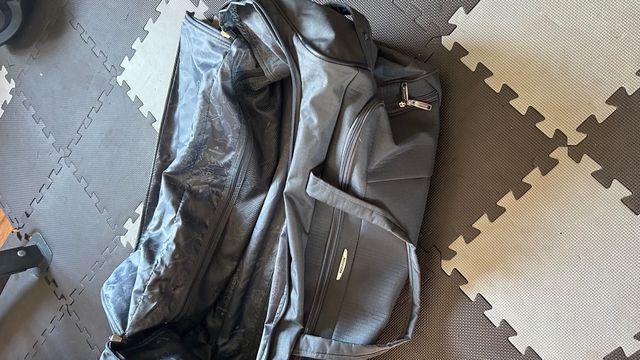 Maleta de viaje gris con ruedas