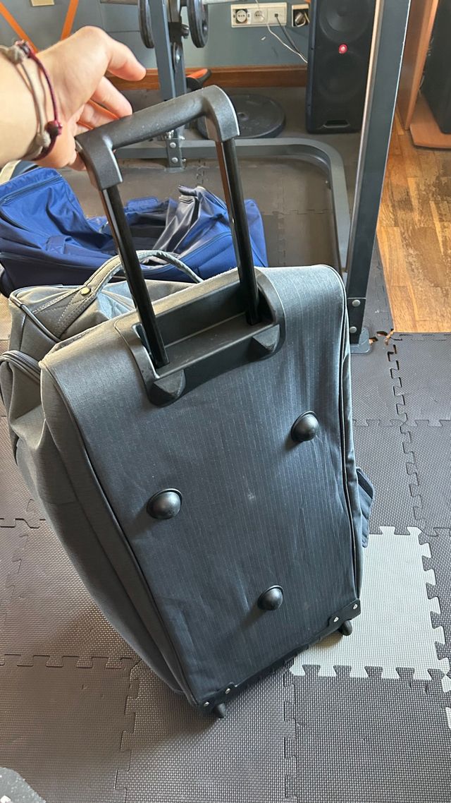 Maleta de viaje gris con ruedas