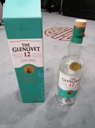 Scatole e bottiglie di whisky