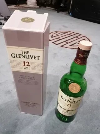 Scatole e bottiglie di whisky