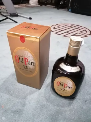 Scatole e bottiglie di whisky