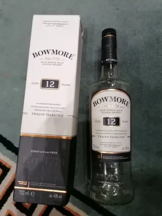 Scatole e bottiglie di whisky