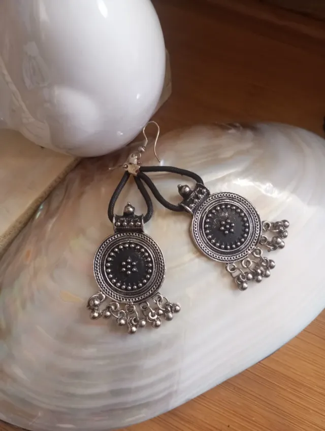 Pendientes plateados con cordón negro