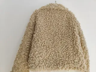 Chaqueta pelo Bershka color champán.