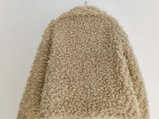 Chaqueta pelo Bershka color champán.