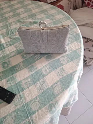 Bolso de mano plateado con pedrería