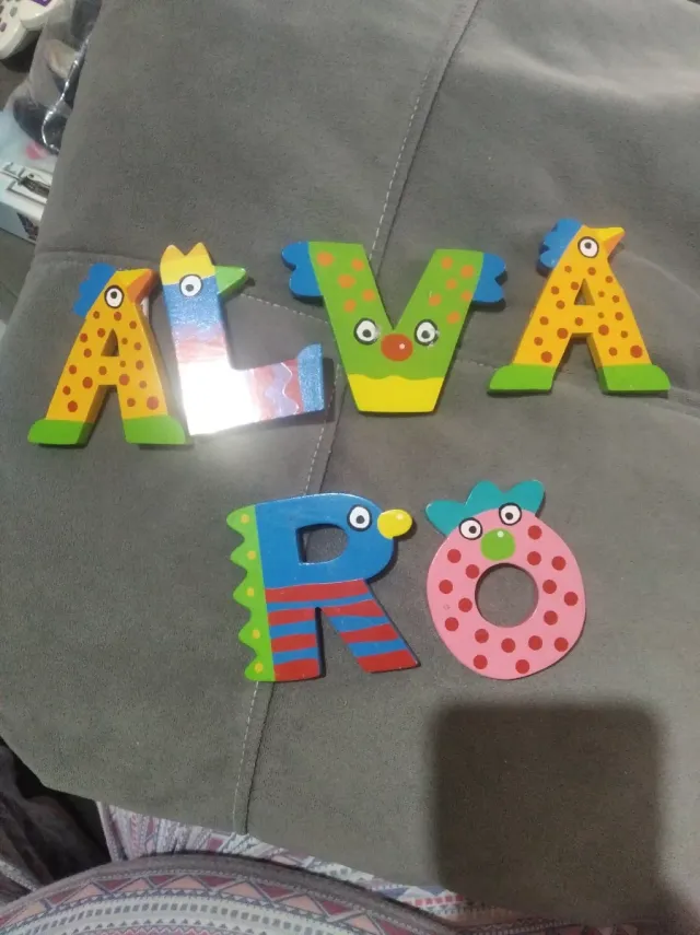 Letras de madera. ÁLVARO