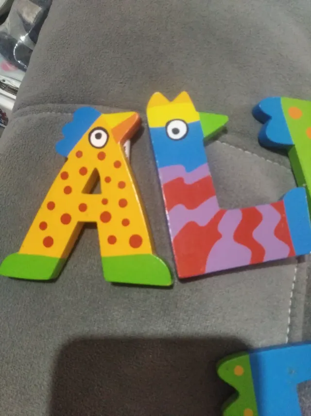 Letras de madera. ÁLVARO